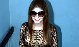 Andrea rạng rỡ với váy họa tiết da báo đi làm từ thiện