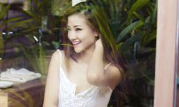 Maya váy trắng bay bổng trong nắng sớm