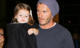 Nhóc Harper vẫn cực xinh dù mặt buồn thiu