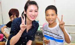 Á hậu Tú Anh giản dị đi thăm bệnh nhi viện Huyết học