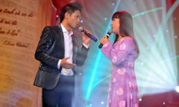 Quý Bình nhìn Ánh Tuyết đắm đuối trên sân khấu