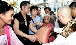 Ngọc Sơn phát gạo cho bà con nghèo trong ngày sinh nhật