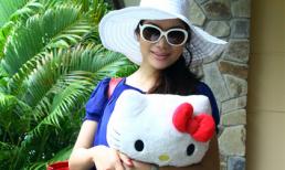 Trương Ngọc Ánh ôm thú bông đi du lịch