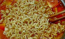 Lại rộ tin đồn có đỉa trong mì gói