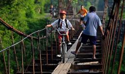 "Rợn tóc gáy" với con đường nhỏ xíu vắt vẻo trên kênh cao