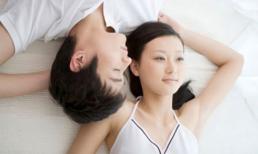 Bạn trai vô cảm khi bị âu yếm "cậu bé"