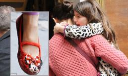 Suri mặc họa tiết da báo, giày Micky xì-tin