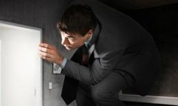 Chồng trơ mắt nhìn vợ bị sếp sờ soạng