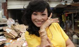 Phương Thanh đeo vàng giả đầy người