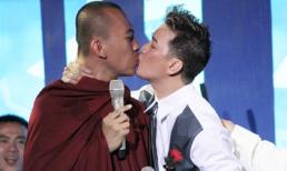 "Trò lố" khóa môi trên sân khấu của giới ca sỹ