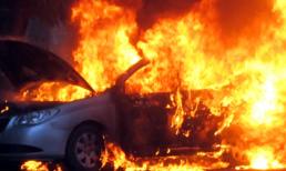 Hà Nội: Taxi bất ngờ phát nổ, bốc cháy dữ dội