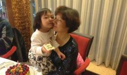 Lộ ảnh con gái Triệu Vy chúc mừng sinh nhật bà ngoại vô cùng đáng yêu