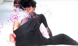 Khoảnh khắc người mẫu 'ngã dập mông' vì giày cao gót