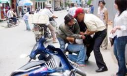 “Giúp” cụ bà 10.000 đồng rồi giật ví