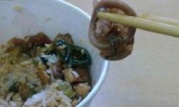 Sinh viên sốc khi phát hiện bao cao su trong cơm