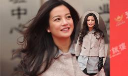 Triệu Vy "bùng nhùng" với thời trang như bà bầu