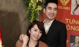 "Cá sấu chúa" Quỳnh Nga tình tứ nép vào người Quang Hà