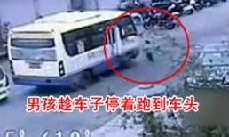 Bé 5 tuổi bị ô tô cán, người đi đường ngó lơ