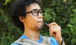 Phạm Anh Khoa “độc” với tóc quăn xù và kính “nobita”