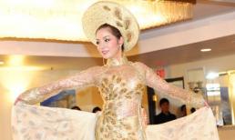 Thúy Nga tự tin trình diễn áo dài