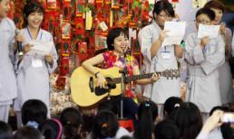 Mai Khôi say sưa "Nguyện cho thế giới bình an" cùng các sư cô