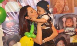 Thanh Thảo mừng thôi nôi con trai nuôi