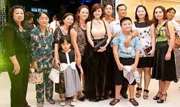 Midu đưa cả gia đình đi xem phim