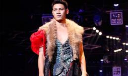 Lê Khôi Nguyên choàng áo lông vũ làm vedette bên dàn mỹ nam