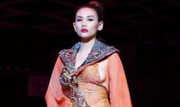 Hoàng Yến bị triệu tập vì sự cố lộ ngực