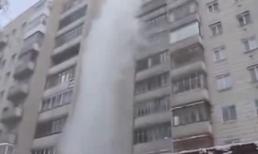 Clip Nước sôi đổ ra cửa lập tức hóa tuyết hot nhất tuần