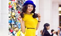 Bích Trâm khoe chân dài trên phố noel