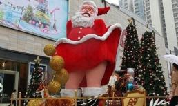 Bức tượng ông già Noel... tốc váy gây sốc