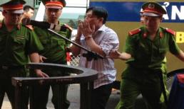 Kẻ giết người tàn ác hôn gió tạm biệt người thân tại phiên xử án