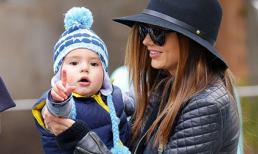 Flynn hí hửng dạo công viên cùng mẹ