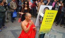 "Hòa thượng" và chân dài đi... siêu độ