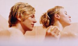 Ngại chín mặt vì vợ cứ rủ tắm chung