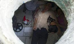 Cặp vợ chồng già 'dựng nhà' dưới cống suốt 22 năm