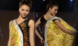 Hồng Quế "táo bạo" cởi áo trên sàn catwalk?