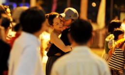 Lâm Vũ tình tứ bên cô gái lạ giữa sân bay Tân Sơn Nhất 