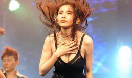 Khán giả lại "no mắt" với áo kiệm vải của Thủy Tiên