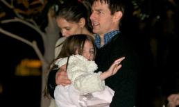 Suri Cruise làm nũng trên tay bố