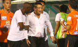 Chửi trọng tài thậm tệ, ‘bầu’ Thụy vẫn bình yên vô sự