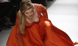 Clip: Người mẫu "vồ ếch" sém tụt ngực