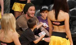 Bắt quả tang Beck 'hau háu' ngắm gái