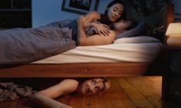 Đang cao trào 'yêu', bồ chui ra từ gầm giường