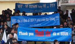 V-League 2012: “Loạn” băng rôn công kích VFF