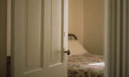 Đôi giày người dưng trước cửa phòng ngủ tôi