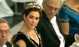 Tiến sĩ cả gan nhìn trộm ngực công chúa Đan Mạch