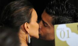 Bạn gái mang bầu, CR7 lập tức cầu hôn