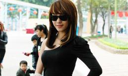 Hot girl Emily 'bí hiểm' với kính đen